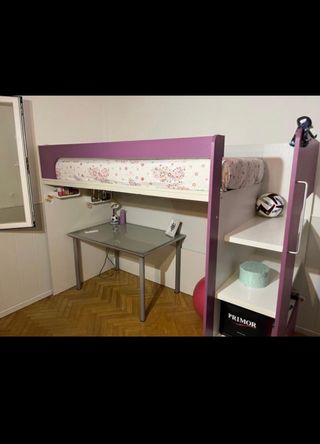 Estructura de cama alta con escalera