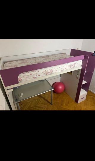 Estructura de cama alta con escalera