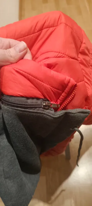 Cazadora acolchada unisex con capucha