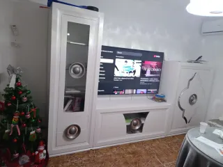 Mueble de madera con cristal como nuevo costó 1350