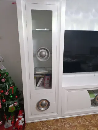 Mueble de madera con cristal como nuevo costó 1350