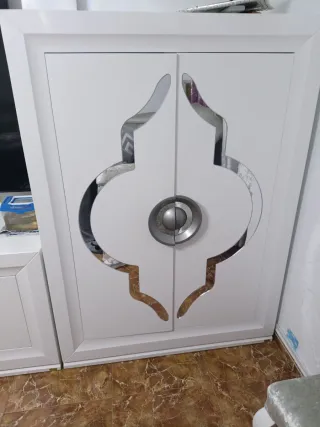 Mueble de madera con cristal como nuevo costó 1350