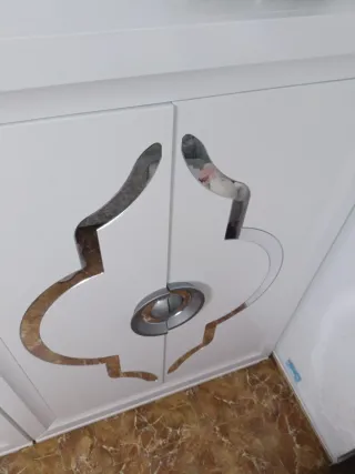 Mueble de madera con cristal como nuevo costó 1350