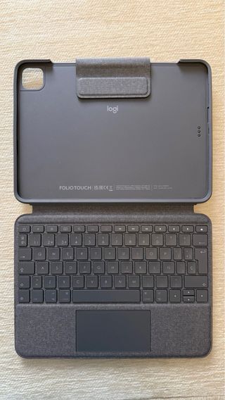 iPad Air M2 128GB + Apple Pencil Pro + LOGI FOLIO