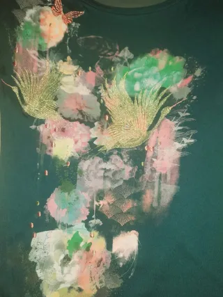 Camiseta verde con estampado floral