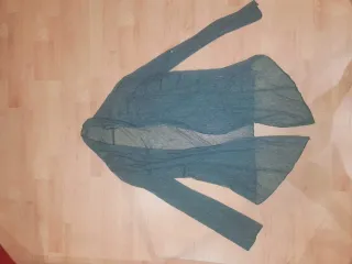 Camiseta verde con estampado floral
