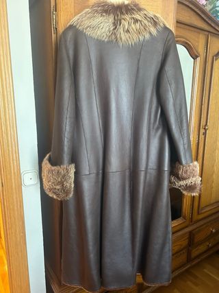 Abrigo piel cordero marrón con pelo