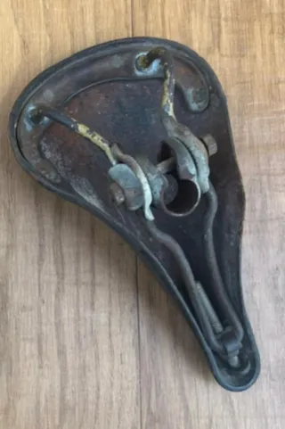 Sillín Victus cuero años 50 y 4 palomillas SOVA