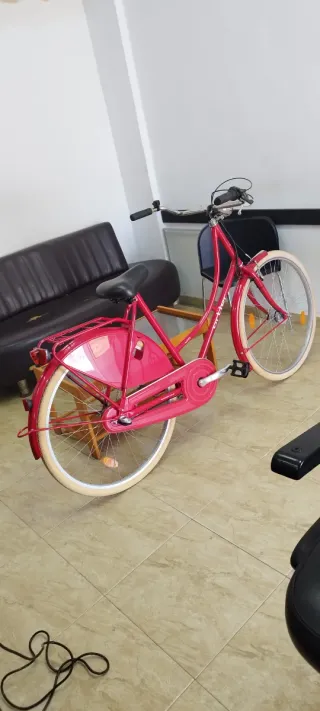 Bicicleta roja estilo urbano