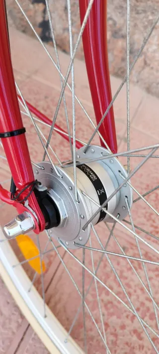 Bicicleta roja estilo urbano