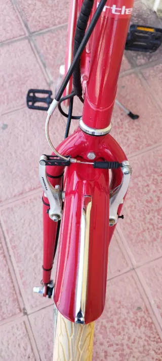 Bicicleta roja estilo urbano