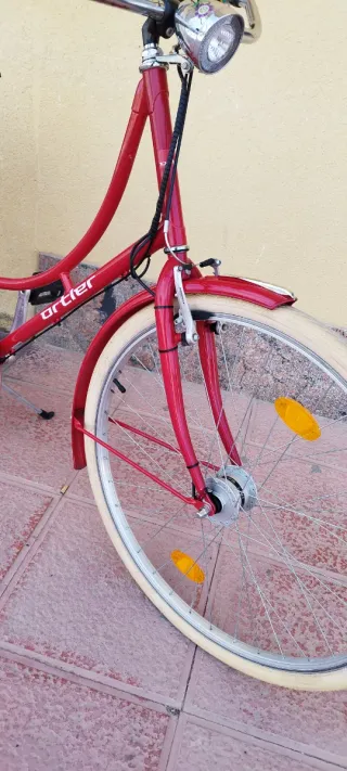 Bicicleta roja estilo urbano