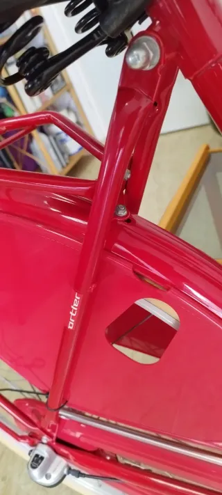 Bicicleta roja estilo urbano