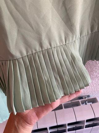 Blusa verde elegante con volantes