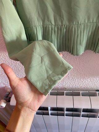 Blusa verde elegante con volantes