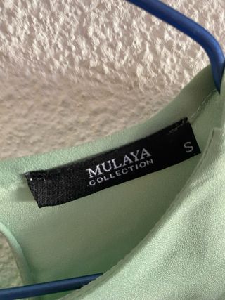 Blusa verde elegante con volantes