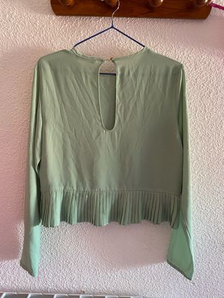 Blusa verde elegante con volantes