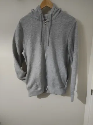 Sudadera gris con capucha y cremallera