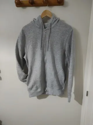 Sudadera gris con capucha y cremallera