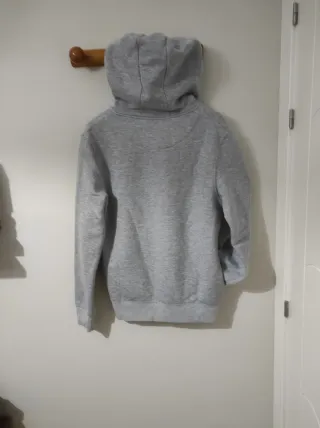 Sudadera gris con capucha y cremallera