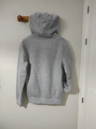 Sudadera gris con capucha y cremallera