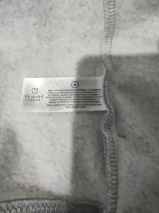 Sudadera gris con capucha y cremallera