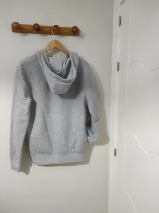 Sudadera gris con capucha y cremallera