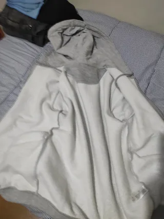 Sudadera gris con capucha y cremallera