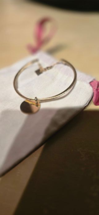 Pulsera dorada Zag con colgante