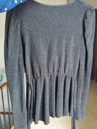 Camiseta negra brillante con cinturón