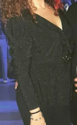 Camiseta negra brillante con cinturón