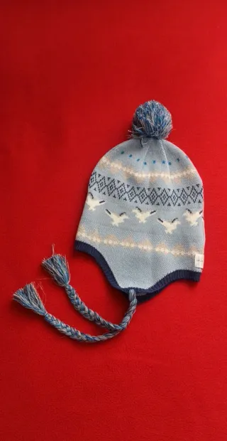 Gorro infantil tejido con pompón y trenzas