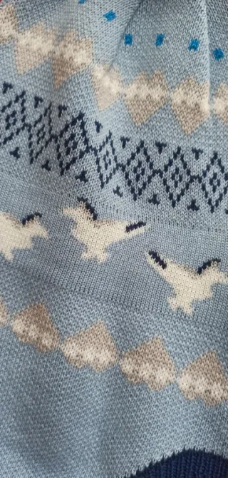 Gorro infantil tejido con pompón y trenzas