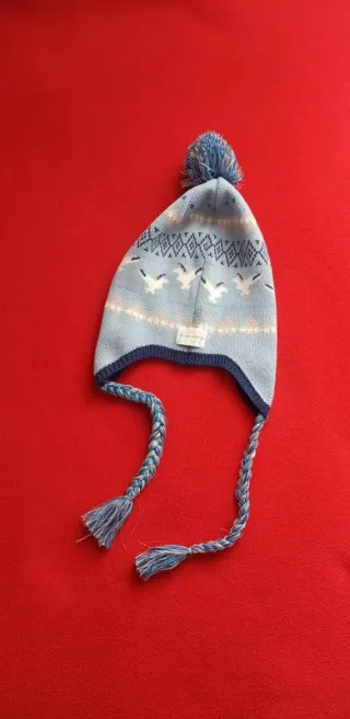 Gorro infantil tejido con pompón y trenzas