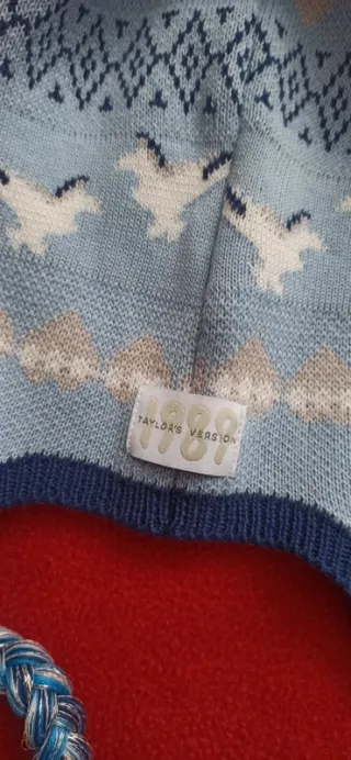 Gorro infantil tejido con pompón y trenzas