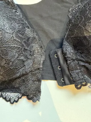 Sujetador gris de tela y encaje