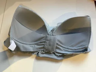 Sujetador gris de tela y encaje