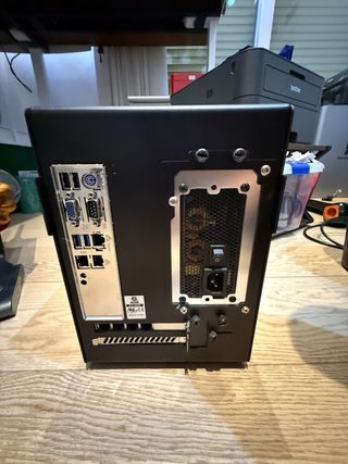 Caja Lian Li PC-Q25 with Xeon Haswell E3