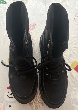 BOTAS NEGRAS CON CORDONES