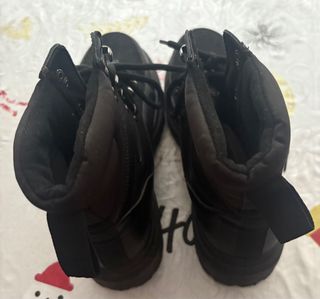 BOTAS NEGRAS CON CORDONES