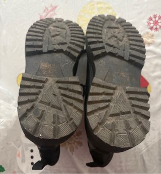 BOTAS NEGRAS CON CORDONES