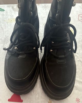 BOTAS NEGRAS CON CORDONES