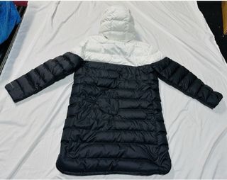 Chaqueta Nike larga negra y blanca