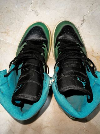 Jordan 1 Mid Verde y Azul