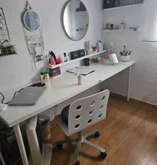 Escritorio blanco y dorado