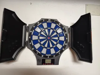 Diana de dardos con puertas abatibles