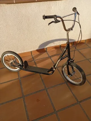 Patinete con ruedas grandes