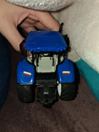 Tractor de juguete azul manual