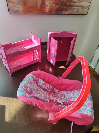 Cuna y armario de madera para muñecas. Balancín.