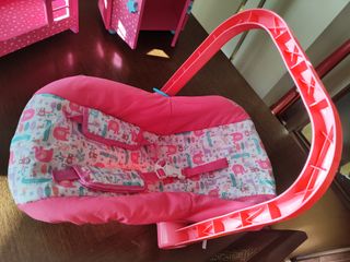 Cuna y armario de madera para muñecas. Balancín.